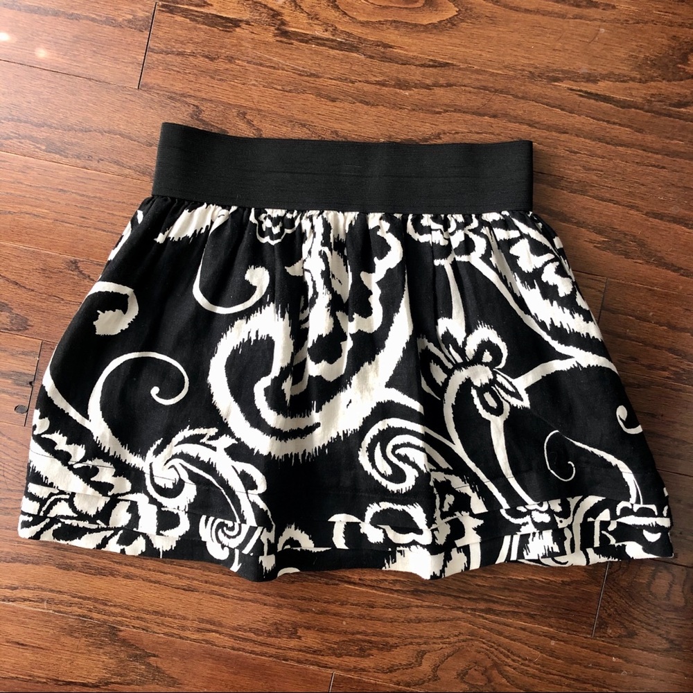 XS blacks mx white skirt